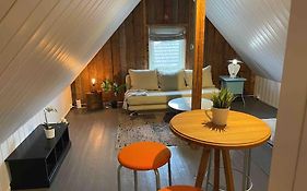 Koselig Loftsleilighet Med Peis, Bad Og Kjokken
